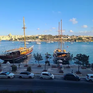 Spacious Seafront Next To Sliema-valeta Ferry , Sliema Malta